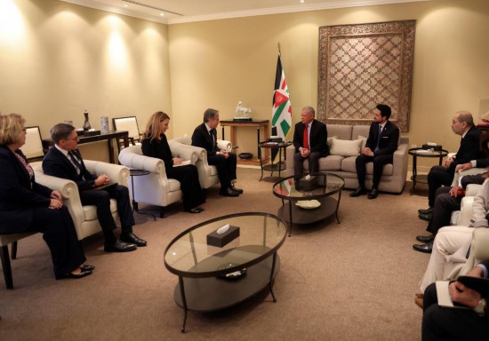 1月7日，約旦國王阿卜杜拉二世（中右）在安曼會見到訪的美國國務(wù)卿布林肯（中左）。新華社發(fā)（約旦王宮供圖）