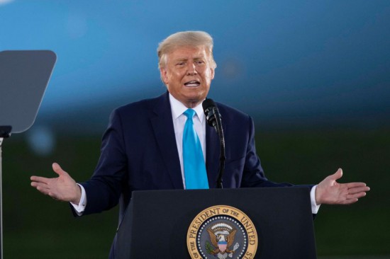 這是2020年9月3日時任美國總統特朗普在美國賓夕法尼亞州拉特羅布參加競選集會的資料照片。新華社記者劉杰攝