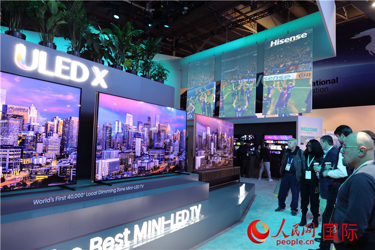 在2024年美國消費電子展上，人們駐足觀看中國企業(yè)海信推出的ULED X系列電視110UX，該產(chǎn)品獲得“2024年美國消費電子展創(chuàng)新獎”。人民網(wǎng)記者 李志偉攝