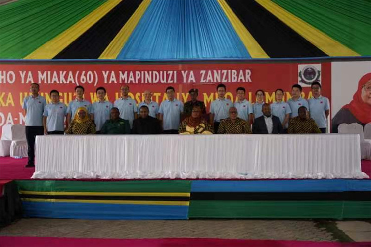 坦桑尼亞政要與中國(guó)醫(yī)療隊(duì)合影。中國(guó)（江蘇）第33期援桑給巴爾醫(yī)療隊(duì)供圖