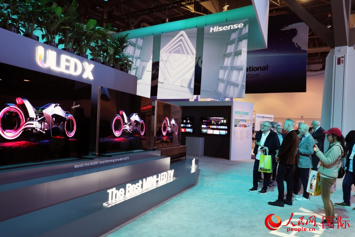 海信在此次展會上推出ULED X系列電視110UX，是全球首臺4萬+分區(qū)MiniLED電視，斬獲2024年美國消費電子展創(chuàng)新獎。人民網(wǎng)記者 李志偉攝