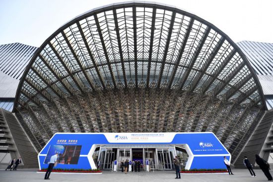 2023年10月30日，參會(huì)嘉賓步入長(zhǎng)沙國(guó)際會(huì)議中心。當(dāng)日，以“全球發(fā)展 共享安全”為主題的博鰲亞洲論壇全球經(jīng)濟(jì)發(fā)展與安全論壇第二屆大會(huì)在湖南長(zhǎng)沙開(kāi)幕。新華社記者 陳振海 攝