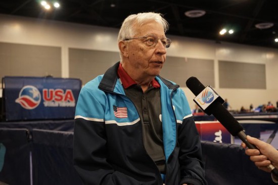 2023年12月16日，中美“乒乓外交”親歷者戴爾·斯威里斯在2023年美國乒乓球公開賽老年組比賽間隙接受新華社記者專訪。