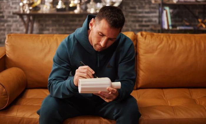 2023年10月，赤水河酒曬出的梅西為赤水河酒酒瓶簽名照片。 截圖自