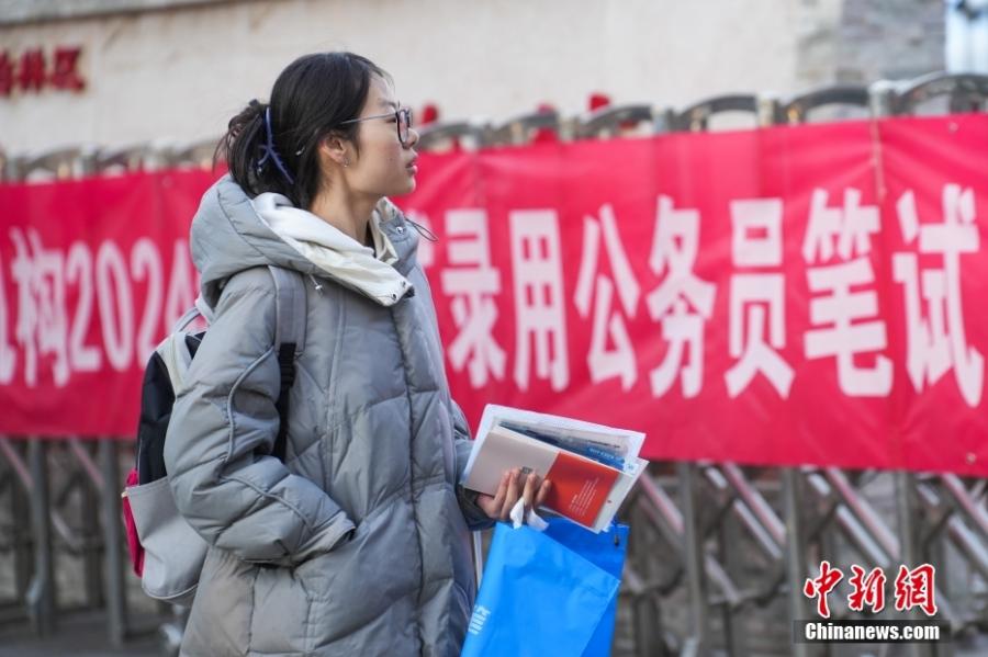 2023年11月26日，山西省太原市，考生步入考場(chǎng)。當(dāng)日，中央機(jī)關(guān)及其直屬機(jī)構(gòu)2024年度考試錄用公務(wù)員公共科目筆試舉行。<a target='_blank' href='/'><p  align=