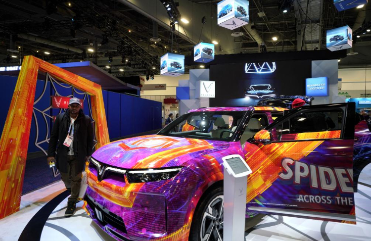 1月11日，人們在美國拉斯維加斯消費(fèi)電子展越南電動汽車制造商VinFast展臺參觀。新華社記者吳曉凌攝