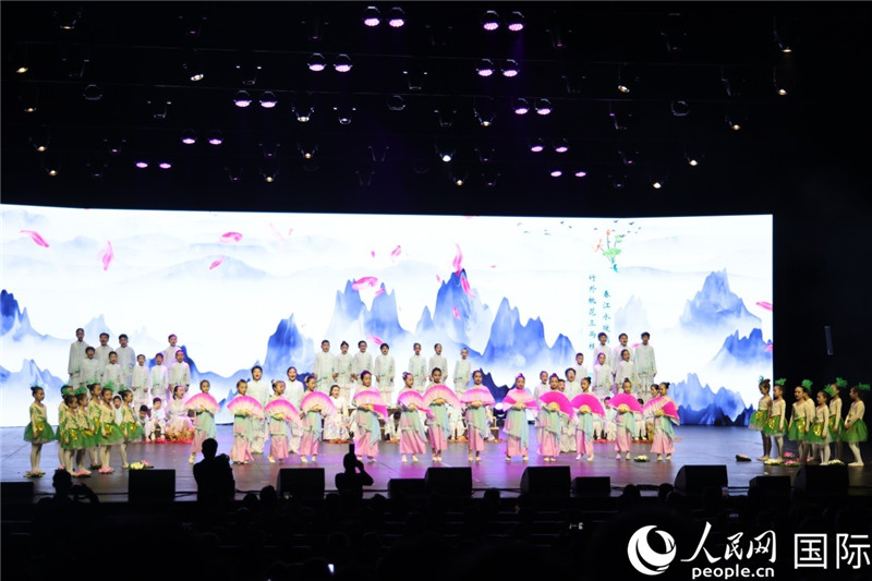 《四季詩(shī)韻》童聲詩(shī)朗誦表演。人民網(wǎng)記者 任皓宇攝