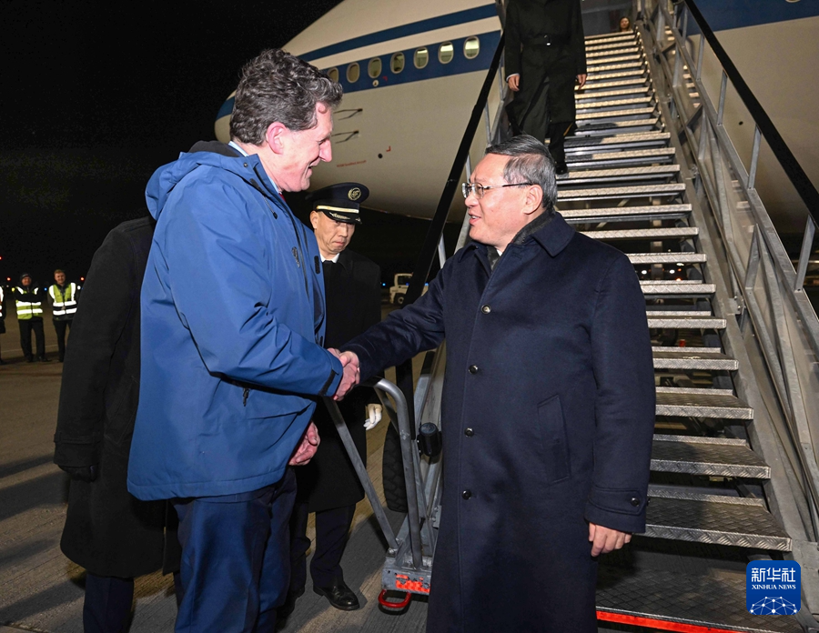 當(dāng)?shù)貢r間1月16日晚，應(yīng)愛爾蘭總理瓦拉德卡邀請，國務(wù)院總理李強乘包機抵達(dá)都柏林國際機場，開始對愛爾蘭進行正式訪問。愛爾蘭環(huán)境、氣候與通訊部長兼交通部長瑞安等到機場迎接。新華社記者 饒愛民 攝