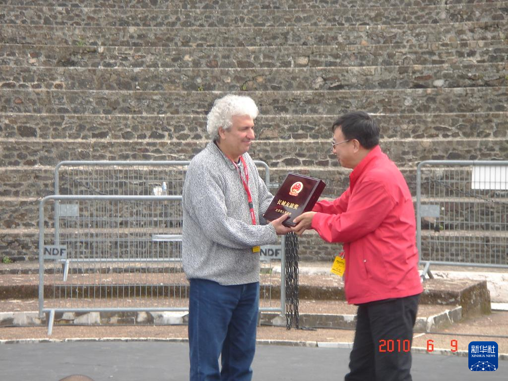 這是2010年帕特里克·索米耶（圖左）獲頒北京市人民政府授予的“長(zhǎng)城友誼獎(jiǎng)”時(shí)的資料照片。新華社發(fā)（受訪對(duì)象供圖）