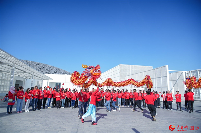 舞龍表演。人民網(wǎng) 塔里克·易卜拉欣攝