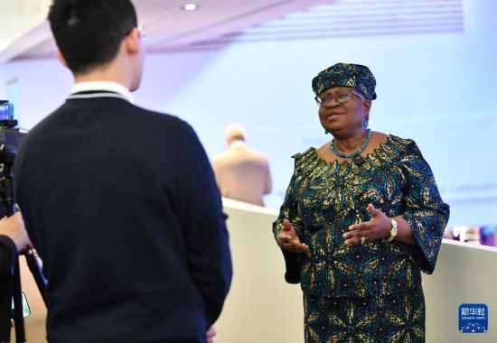 1月18日，世界貿(mào)易組織總干事伊維拉在瑞士達(dá)沃斯舉行的世界經(jīng)濟(jì)論壇2024年年會(huì)期間接受新華社記者專(zhuān)訪(fǎng)。新華社記者 連漪 攝