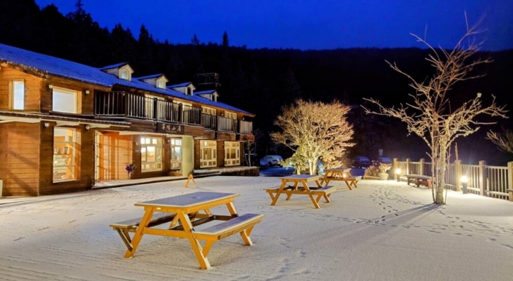 位在宜蘭縣內(nèi)的太平山森林游樂區(qū)23日凌晨開始下雪，園區(qū)翠峰山屋前一片雪白。圖片來源：臺(tái)灣“中央社”。
