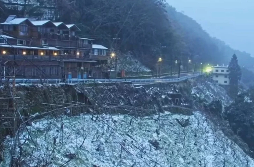 桃園市觀光旅游局22日新啟用的“上巴陵實(shí)時(shí)影像”的鏡頭下，現(xiàn)場呈現(xiàn)雪景。圖片來源：桃園市觀光旅游局。