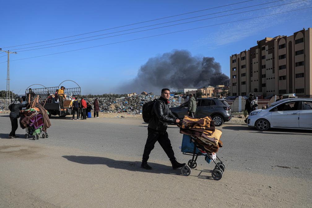 1月22日，在加沙地帶南部城市汗尤尼斯，人們逃離家園。新華社發(fā)（里澤克·阿卜杜勒賈瓦德攝）