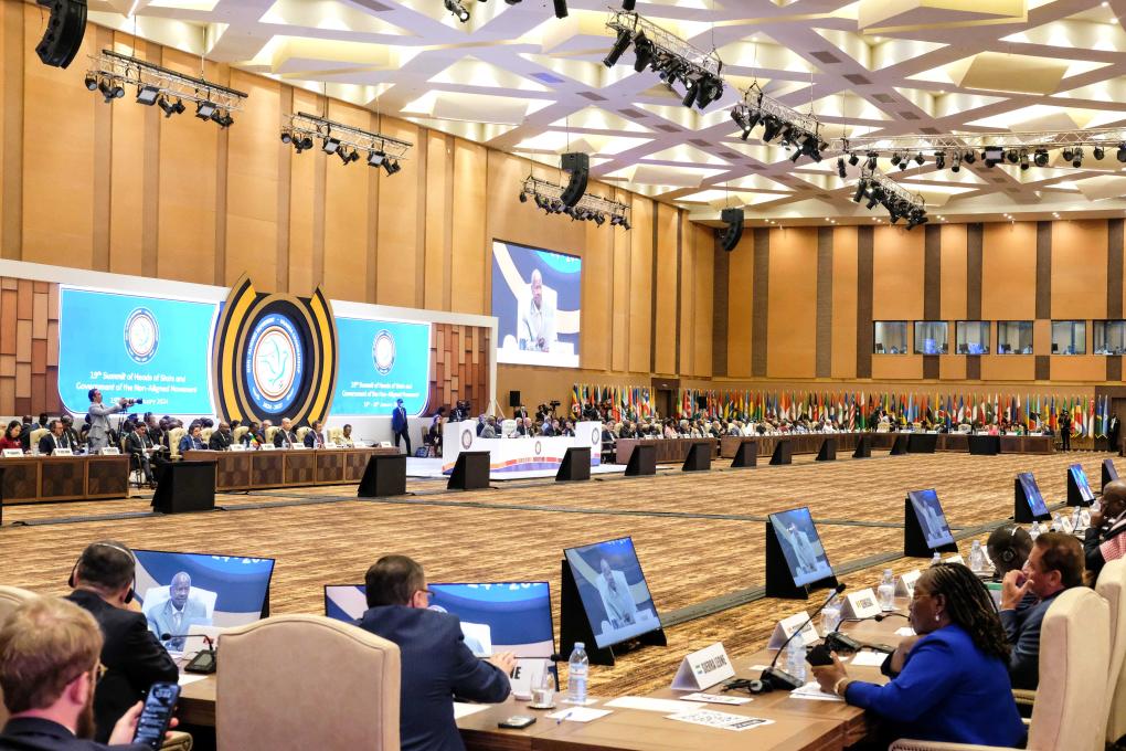 這是1月19日在烏干達(dá)首都坎帕拉拍攝的不結(jié)盟運(yùn)動第19次峰會開幕式現(xiàn)場。新華社發(fā)（阿佳拉·納瓦達(dá)攝）