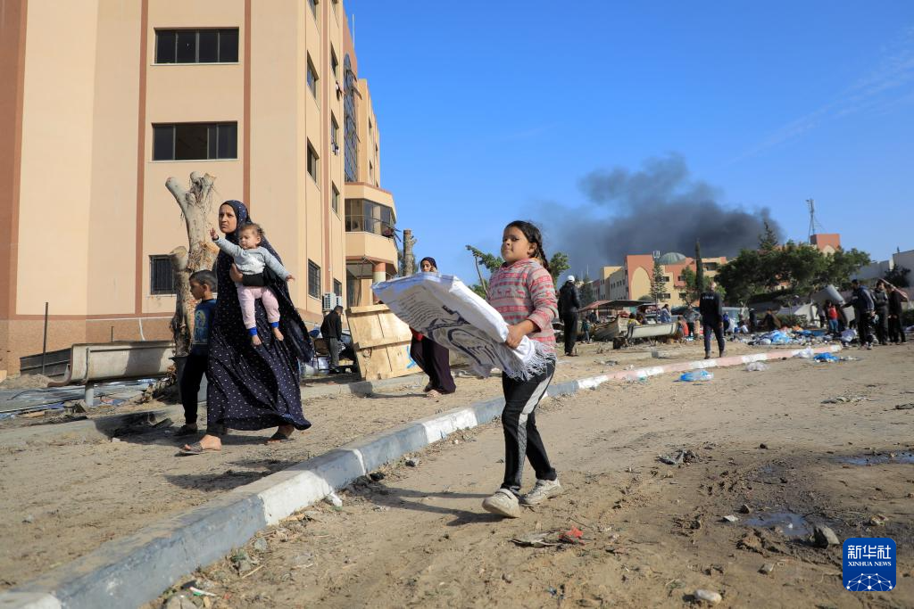 1月22日，加沙地帶南部城市汗尤尼斯遭到以軍攻擊后升起濃煙。新華社發(fā)（里澤克·阿卜杜勒賈瓦德攝）