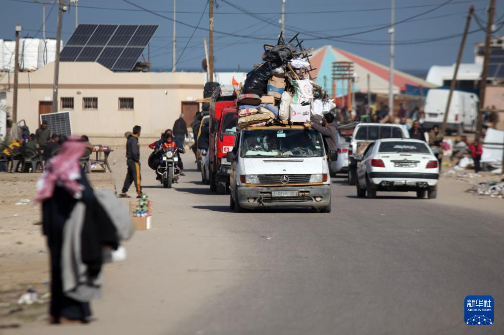 1月22日，在加沙地帶南部城市汗尤尼斯，人們逃離家園。新華社發(fā)（里澤克·阿卜杜勒賈瓦德攝）