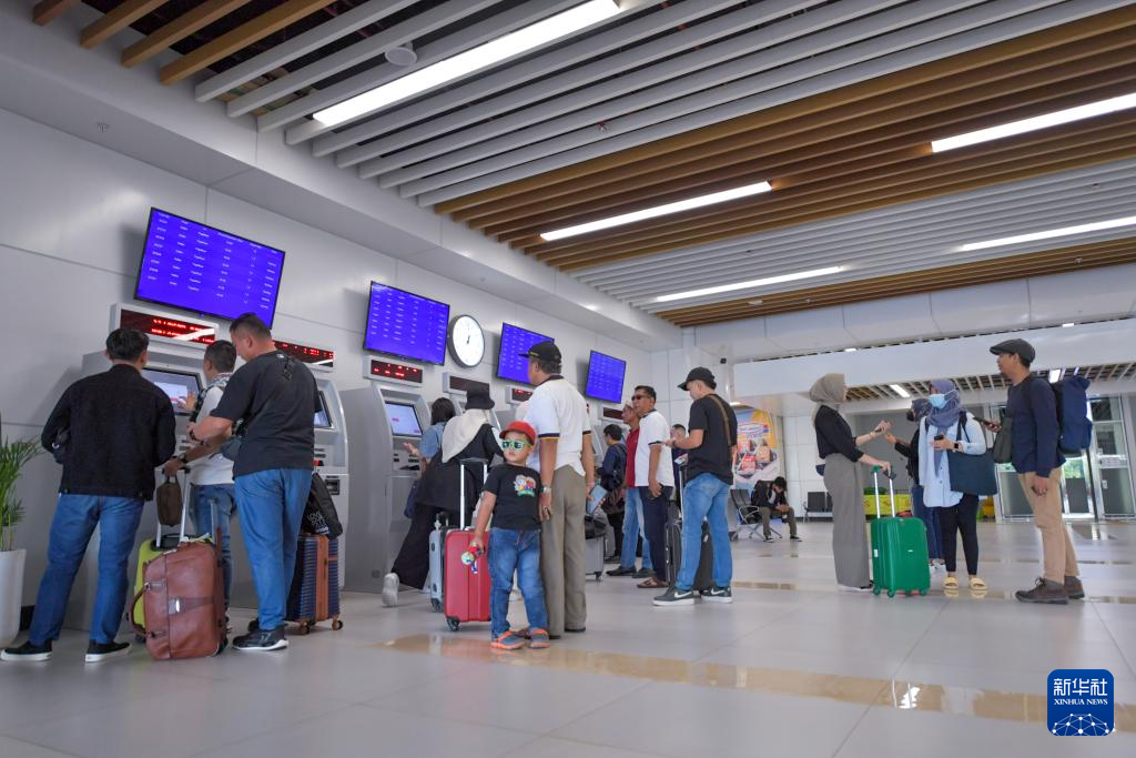 1月24日，在印度尼西亞雅加達哈利姆站，乘客使用自助取票機。新華社記者 徐欽 攝