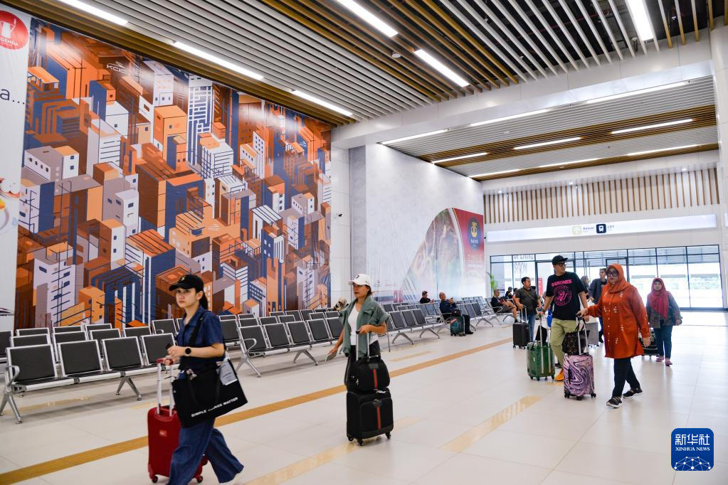 1月24日，在印度尼西亞雅加達哈利姆站，乘客在候車大廳內(nèi)行走。新華社記者 徐欽 攝