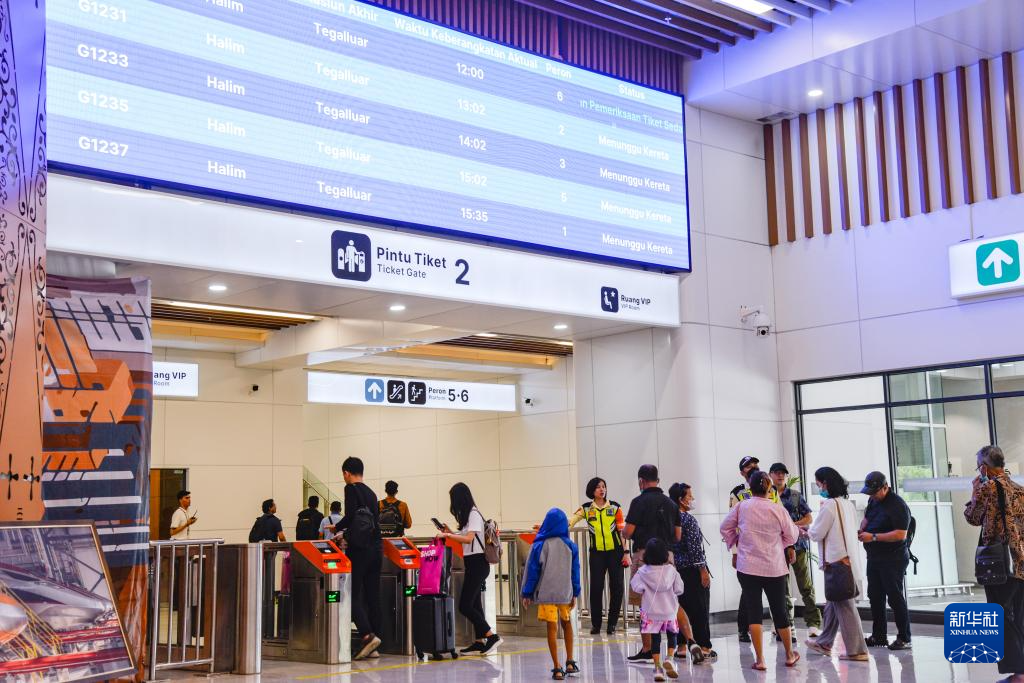 1月24日，在印度尼西亞雅加達哈利姆站候車大廳，乘客刷票前往站臺。新華社記者 徐欽 攝