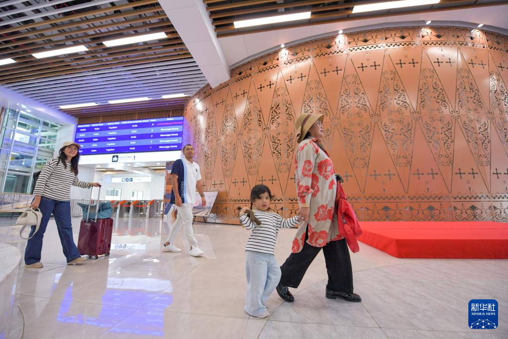 1月24日，在印度尼西亞雅加達哈利姆站，乘客在候車大廳內(nèi)行走。新華社記者 徐欽 攝