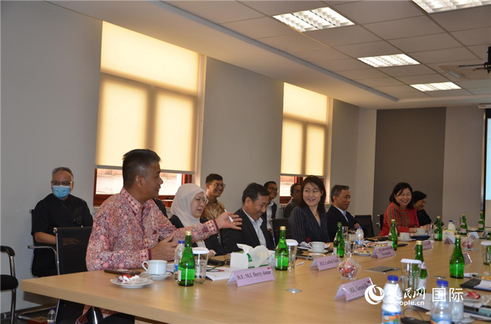 參訪嘉賓與五菱印尼公司負(fù)責(zé)人交流。人民網(wǎng)記者 李培松攝