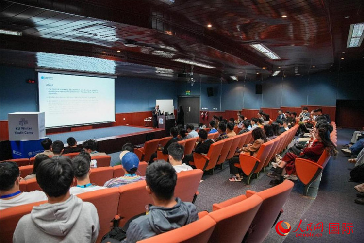 圖為23日，中國(guó)學(xué)生在聽取講座。人民網(wǎng)塔里克·易卜拉欣攝