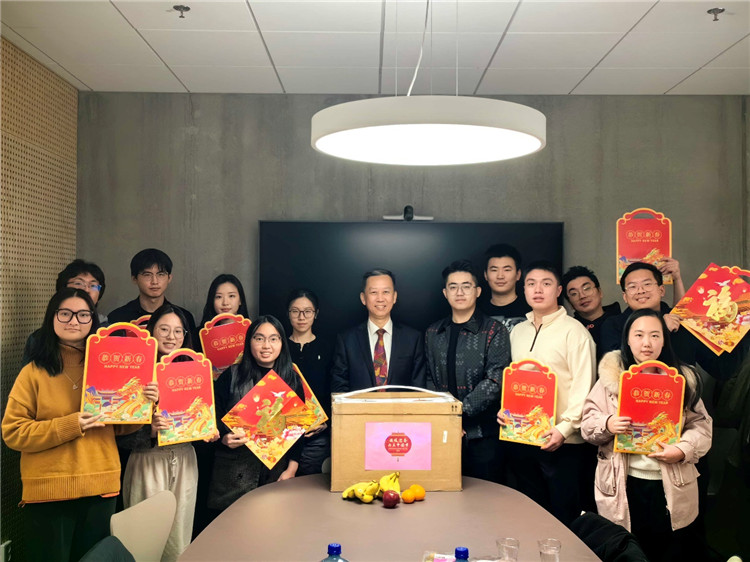 中國(guó)駐瑞典大使崔愛民看望慰問瑞典隆德大學(xué)中國(guó)留學(xué)生。中國(guó)駐瑞典大使館供圖