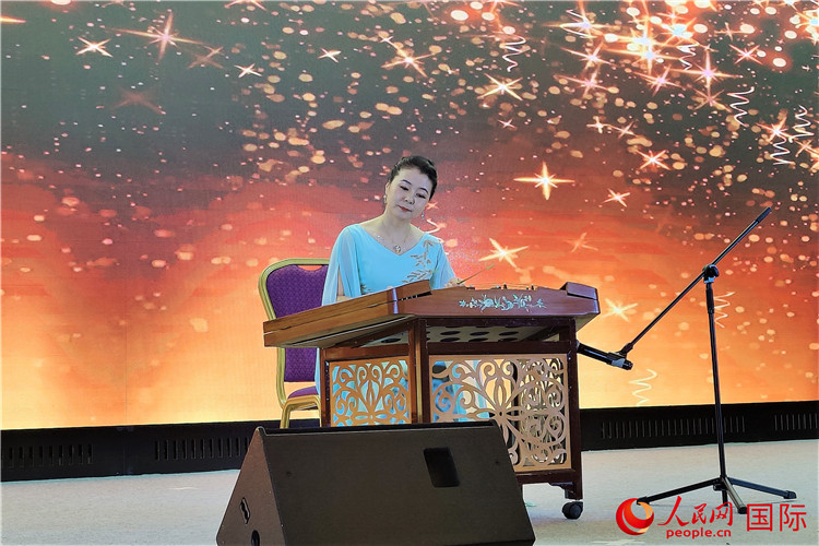 揚(yáng)琴演奏家劉艮演奏《夢(mèng)中的婚禮》。人民網(wǎng)記者 于宏建攝