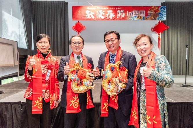 向池田知事、大西市長贈送“歡樂春節(jié)“吉祥龍。從左到右為魏有美副總領事、池田豊人知事、大西秀人市長、馬曉琛主任。中國駐大阪旅游辦事處供圖