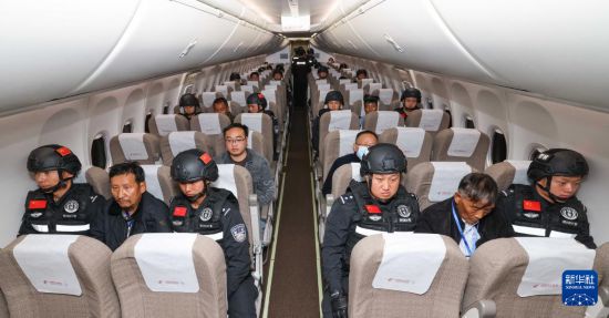 1月30日，白所成、白應(yīng)蒼、魏懷仁、劉正祥、劉正茂、徐老發(fā)等10名緬北重大犯罪嫌疑人在被押解回國(guó)的飛機(jī)上。新華社記者 殷剛 攝