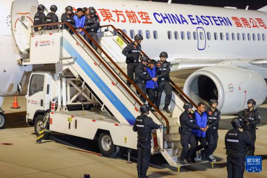 1月30日，在云南昆明長(zhǎng)水機(jī)場(chǎng)，白所成、白應(yīng)蒼、魏懷仁、劉正祥、劉正茂、徐老發(fā)等10名緬北重大犯罪嫌疑人被我公安機(jī)關(guān)成功押解回國(guó)。新華社記者 殷剛 攝