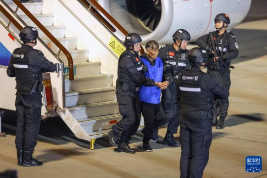 1月30日，在云南昆明長(zhǎng)水機(jī)場(chǎng)，緬北重大犯罪嫌疑人白所成被我公安機(jī)關(guān)成功押解回國(guó)。新華社記者 殷剛 攝