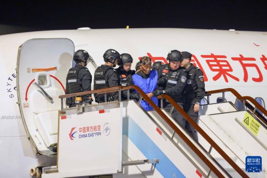 1月30日，在云南昆明長(zhǎng)水機(jī)場(chǎng)，緬北重大犯罪嫌疑人白所成被我公安機(jī)關(guān)成功押解回國(guó)。新華社記者 殷剛 攝