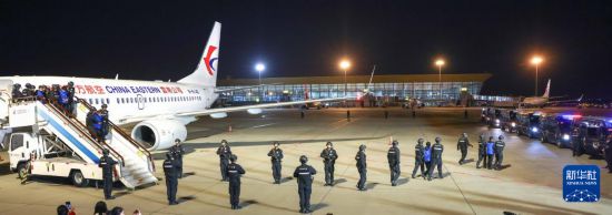 1月30日，在云南昆明長(zhǎng)水機(jī)場(chǎng)，白所成、白應(yīng)蒼、魏懷仁、劉正祥、劉正茂、徐老發(fā)等10名緬北重大犯罪嫌疑人被我公安機(jī)關(guān)成功押解回國(guó)。新華社記者 殷剛 攝