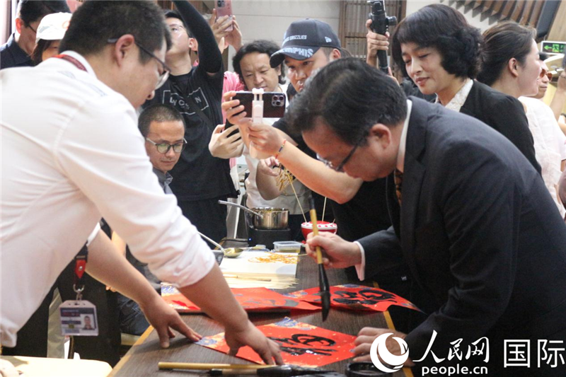 中國駐菲律賓大使黃溪連出席活動并與留菲學(xué)子共迎新春。人民網(wǎng)記者樊帆 攝