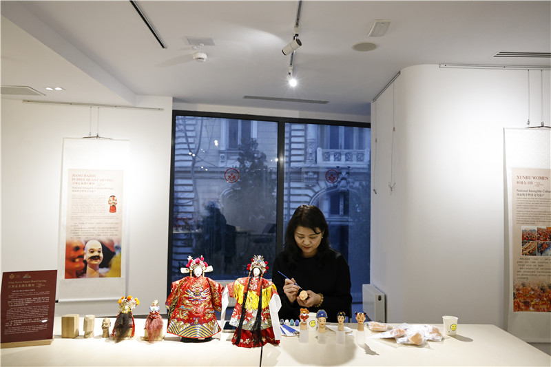 中國泉州的非遺大師制作江加走木偶頭雕刻。 布加勒斯特中國文化中心供圖_副本