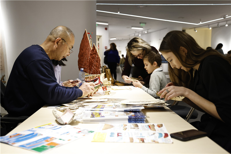 中國泉州非遺大師現(xiàn)場指導制作水密隔艙福船制造技藝。 布加勒斯特中國文化中心供圖