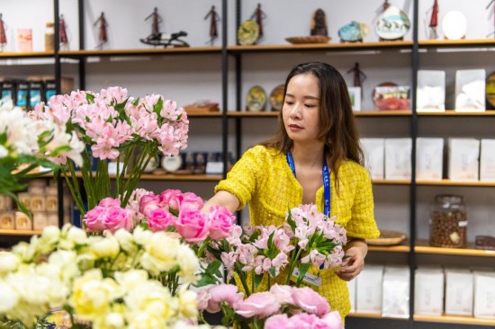 2023年7月1日，在位于湖南省長(zhǎng)沙市的湖南高橋大市場(chǎng)，中非經(jīng)貿(mào)博覽會(huì)常設(shè)展館展區(qū)肯尼亞館工作人員在整理產(chǎn)自非洲的鮮花。新華社記者 陳思汗 攝