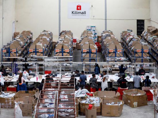 2023年11月11日，在肯尼亞姆洛隆戈，Kilimall員工在倉(cāng)庫(kù)內(nèi)工作。新華社記者 李亞輝 攝