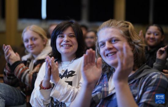 1月30日，在美國(guó)華盛頓州塔科馬市林肯中學(xué)，將于3月啟程赴華交流的林肯中學(xué)12年級(jí)學(xué)生蒙特塞拉特·羅梅羅-羅查（中）參加美國(guó)中學(xué)生赴華交流歡送儀式。新華社記者 吳曉凌 攝