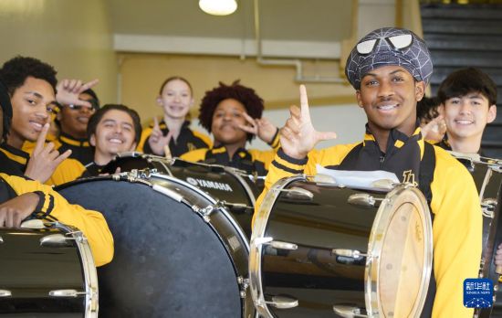 1月30日，在美國(guó)華盛頓州塔科馬市林肯中學(xué)，學(xué)校鼓樂(lè)隊(duì)準(zhǔn)備在美國(guó)中學(xué)生赴華交流歡送儀式上表演。新華社記者 吳曉凌 攝