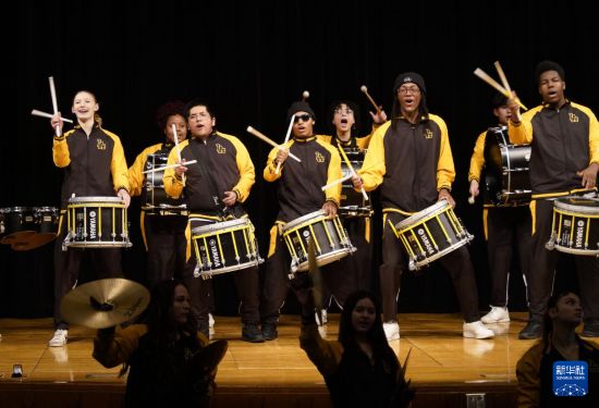 1月30日，在美國(guó)華盛頓州塔科馬市林肯中學(xué)，學(xué)校鼓樂(lè)隊(duì)在美國(guó)中學(xué)生赴華交流歡送儀式上表演。新華社記者 吳曉凌 攝