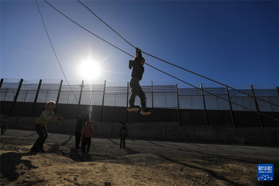 1月31日，在加沙地帶南部城市拉法同埃及邊境地區(qū)，巴勒斯坦兒童在玩耍。新華社發(fā)（亞西爾·庫(kù)迪攝）