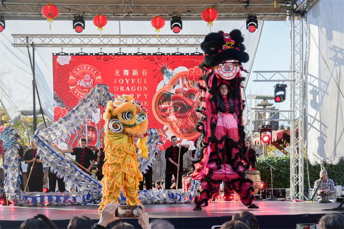 中國(guó)駐希臘大使館大使肖軍正與希方嘉賓為舞龍點(diǎn)睛。     希臘小朋友進(jìn)行舞龍舞獅表演?！吨邢r(shí)報(bào)》供圖