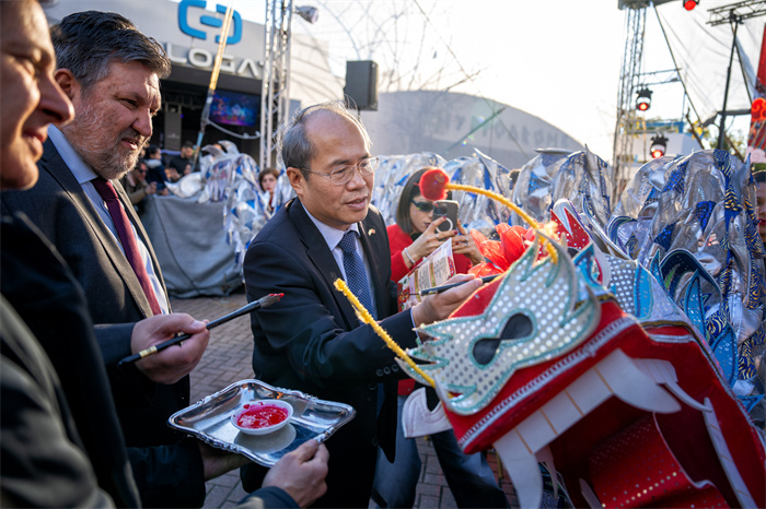 中國(guó)駐希臘大使館大使肖軍正與希方嘉賓為舞龍點(diǎn)睛?！吨邢r(shí)報(bào)》供圖