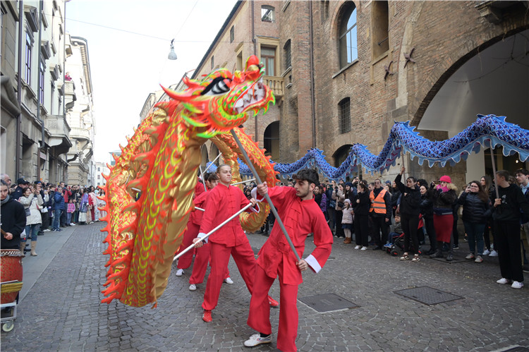 當(dāng)?shù)匚湫g(shù)學(xué)院進(jìn)行舞龍表演。張錫琪攝