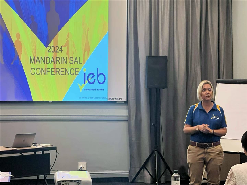 羅賓·莫瓦特女士對(duì)2023年“南非漢語(yǔ)高考”情況進(jìn)行數(shù)據(jù)分析總結(jié)。(圖片來(lái)源:南非中國(guó)文化和國(guó)際教育交流中心孔子課堂)