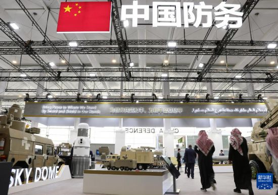 2月5日，在沙特阿拉伯利雅得，人們?cè)谥袊?guó)展區(qū)參觀。新華社記者 王東震 攝