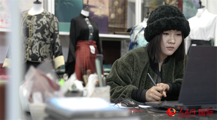 1月23日，在山東省菏澤市曹縣有愛云倉直播基地，張子晨正在設計漢服。 人民網(wǎng)記者 袁蒙攝